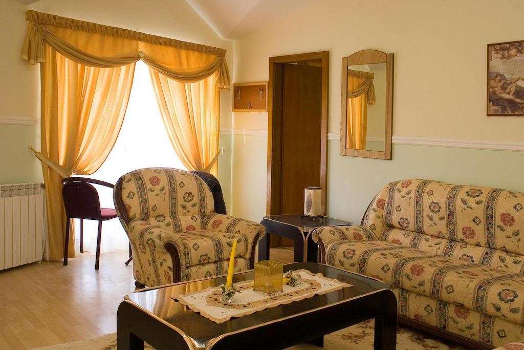 Hotel Uni Palas II Kavadarci Quarto foto